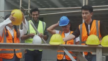 Ustabaşı ve işçilerden oluşan ekip, başarı, mühendis ve inşaat sahası için ekip çalışması, mimarlık ve müteahhitlik için uyum içinde..