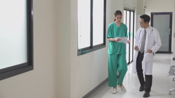 Врач Ходить Говорить Медсестрой Пациенте Подписать Документы Документации Вместе Больнице — стоковое видео