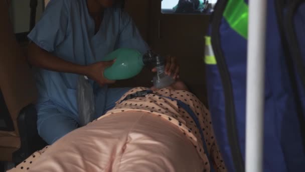 Профессиональная Медсестра Врач Помогающий Пациенту Респираторной Маской Скорой Помощи Больницы — стоковое видео