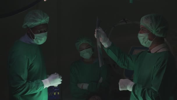 Reunião Especialistas Equipe Cirurgiões Discussão Para Tratamento Cirurgia Paciente Enquanto — Vídeo de Stock