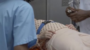 Profesyonel ekip doktoru, hemşire ya da yardımcısı acele edin. Acil durum asansörünü terk edin. Acil durum ve ilk yardım, kaza ve taşınma, sağlık ve sigorta konsepti..