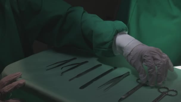 Ręce Chirurga Specjalisty Trzymającego Skalpel Nożyczki Przygotowania Pilnej Operacji Sali — Wideo stockowe