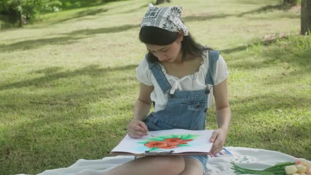 Νεαρή Ασιάτισσα Γυναίκα Κάθεται Σχέδιο Εικόνα Πολύχρωμο Πινέλο Χρώμα Ενώ — Αρχείο Βίντεο
