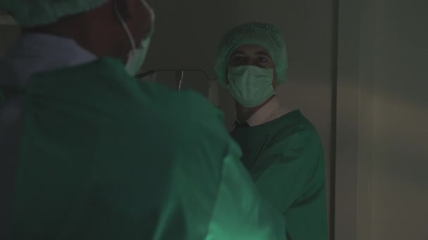 Specjalistyczne Spotkanie Zespołu Chirurgów Dyskusja Temat Leczenia Pacjenta Podczas Korzystania — Wideo stockowe