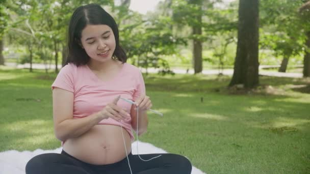 Happiness Young Asian Woman Pregnant Sitting Doing Knit Hat Relaxation — 图库视频影像