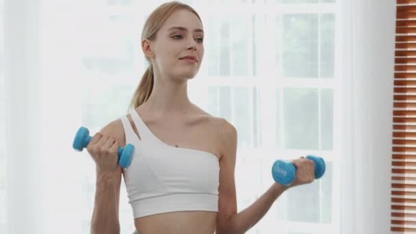 Krásná Mladá Žena Cvičení Zvednout Činka Pro Svalovou Zároveň Motivaci — Stock video