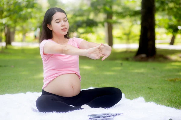 Felicidad Joven Asiática Mujer Embarazada Sentada Haciendo Ejercicio Deportivo Con —  Fotos de Stock