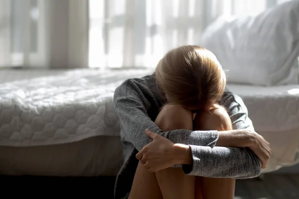 Kafkasyalı genç kadın depresyonda ve evde zihinsel sorunları var, duygu ve olumsuzluk, kadın yalnızlığı ve endişe hayal kırıklığı, ifade ve umutsuzluk, yaşam tarzı konsepti.