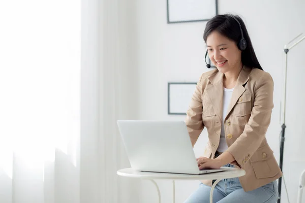 Young Asian Businesswoman Wearing Headset Video Call Explain Conference Online — ストック写真