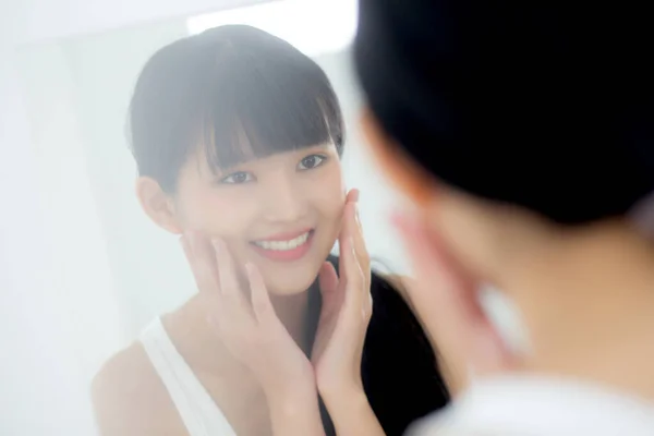Hermosa Cara Mujer Asiática Joven Con Feliz Sonrisa Tacto Espejo —  Fotos de Stock