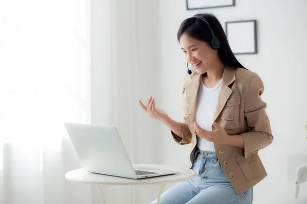 Young Asian Businesswoman Wearing Headset Video Call Explain Conference Online — Stockfoto