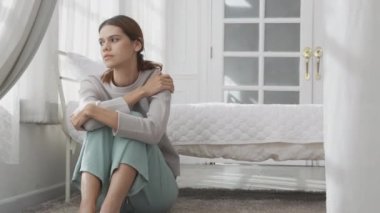 Genç beyaz kadın depresyonda ve yatak odasında ruhsal sorunları var, duygu ve olumsuzluk, kadın yalnızlığı ve endişe hayal kırıklıkları, ifade ve umutsuzluk, yaşam tarzları konsepti.