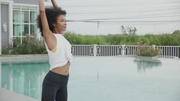 Ung Afroamerikansk Kvinna Som Motionerar Med Stretchiga Muskler Poolen Kvinnlig — Stockvideo