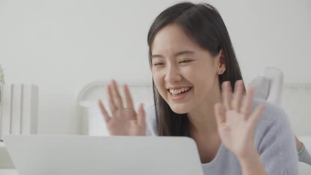 Mujer Asiática Joven Que Usa Computadora Portátil Para Videoconferencia Línea — Vídeos de Stock