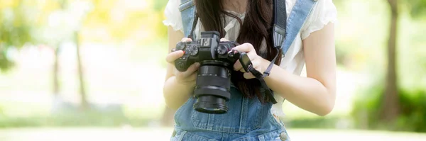 Красива Щаслива Молода Азіатка Використовуючи Фотоапарат Робить Фотографію Відпочинку Парку — стокове фото
