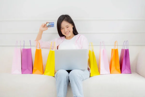 Young Asian Woman Sitting Sofa Using Laptop Computer Shopping Online — Foto de Stock