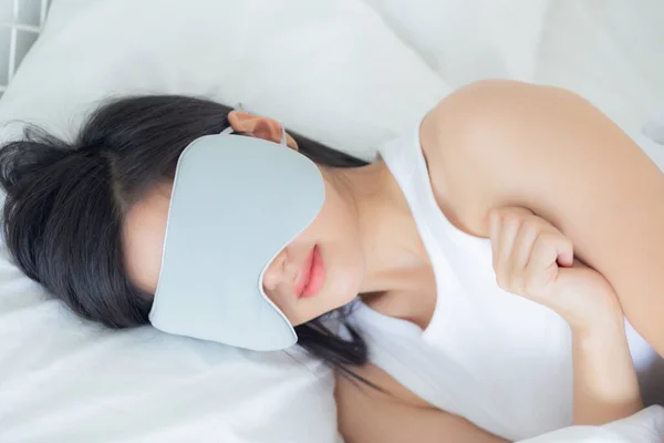 Vacker Ung Asiatisk Kvinna Bär Täcka Öga Och Sova Sängen — Stockfoto