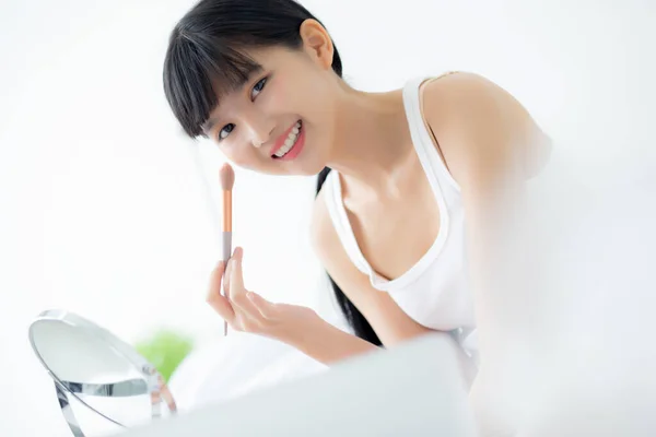 Beleza Jovem Mulher Asiática Com Maquiagem Aprendendo Com Escova Bochecha — Fotografia de Stock