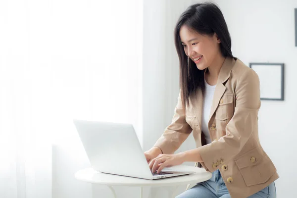 Young Asian Businesswoman Working Laptop Computer Desk Home Office Freelance — ストック写真