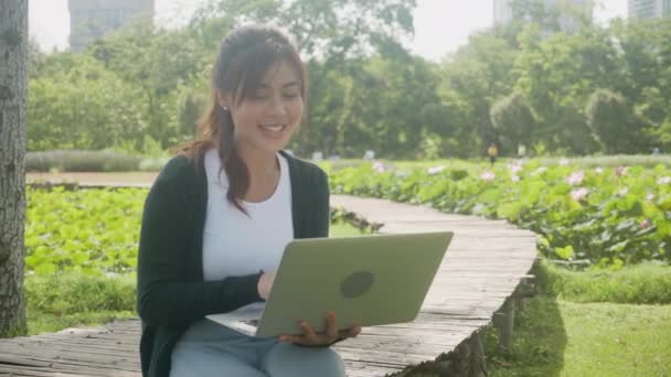 Beautiful Young Asian Woman Sitting Using Laptop Computer Video Call — ストック動画