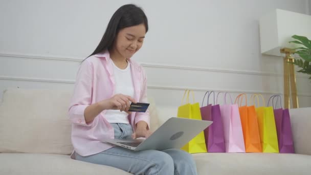 Young Asian Woman Sitting Sofa Using Laptop Computer Shopping Online — Vídeos de Stock