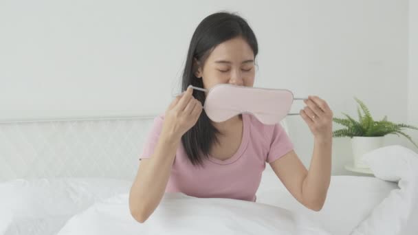 Hermosa Mujer Asiática Joven Con Ojo Cubierto Dormir Cama Con — Vídeo de stock