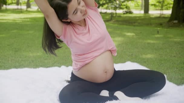 Felicità Giovane Donna Asiatica Incinta Seduta Facendo Esercizio Fisico Con — Video Stock