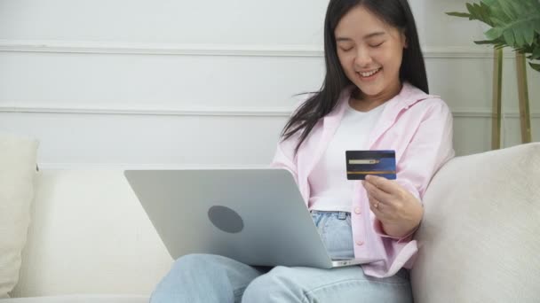 Νεαρή Ασιάτισσα Γυναίκα Κάθεται Στον Καναπέ Χρησιμοποιώντας Φορητό Υπολογιστή Ψώνια — Αρχείο Βίντεο