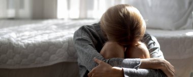 Kafkasyalı genç kadın depresyonda ve evde zihinsel sorunları var, duygu ve olumsuzluk, kadın yalnızlığı ve endişe hayal kırıklığı, ifade ve umutsuzluk, yaşam tarzı konsepti.