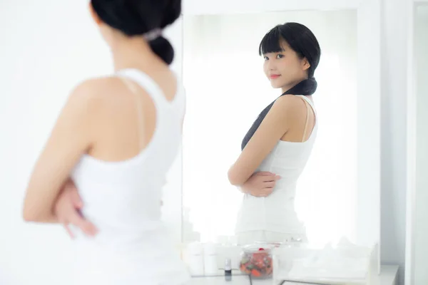 Piękna Młoda Azjatycka Kobieta Patrząc Ciało Lustrze Figurą Brzuch Szczupły — Zdjęcie stockowe