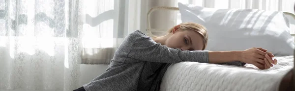 Young Caucasian Woman Depression Having Mental Problem Bedroom Home Emotion — Foto de Stock