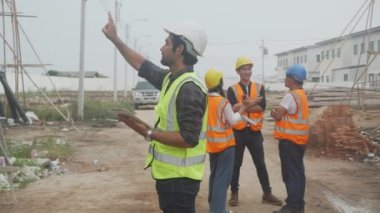 İnşaat alanında teftiş ve araştırma projesi konut ve grup müteahhitleri toplantısı için dijital tablet arayan mimar, inşaatçı ve işçi planlaması ve tartışması, mühendis konsepti.