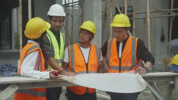 Группа Подрядчиков Архитекторов Вместе Бригадиром Объясняют Рабочим Схему Строительной Площадки — стоковое видео