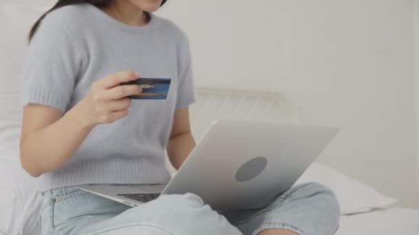 Young Asian Woman Sitting Bed Using Laptop Computer Shopping Online — 图库视频影像