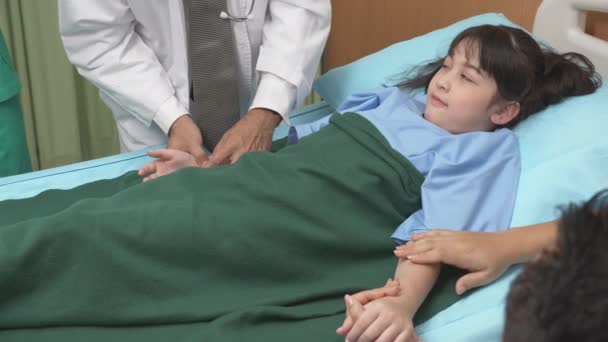 Doctor Medical Examination Pulse Children Hands Hospital Clinic Illness Checkup — Stock videók