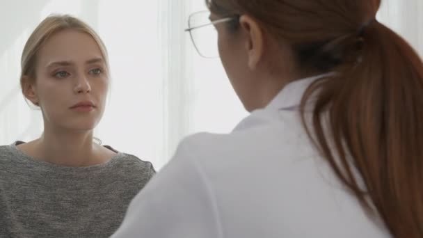 Young Woman Doctor Talking Discussion Patient Disease Illness Diagnostic Clinic — Vídeos de Stock
