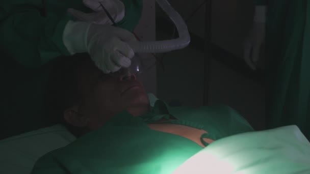 Zbliżenie Rąk Lekarza Asystenta Trzymającego Maskę Tlenową Nagłym Wypadkiem Pacjenta — Wideo stockowe