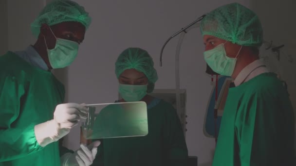 Surgeon Team Specialist Using Digital Tablet Mockup Meeting Discussion Treatment — Αρχείο Βίντεο