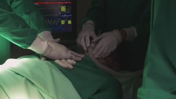 Руки Лікаря Хірурга Цпр Насос Серце Пацієнта Екстреної Допомоги Грудях — стокове відео