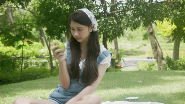 Beautiful Young Asian Woman Holding Throw Apple Green Eating While — Stock video