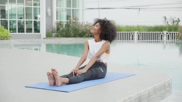Young African American Woman Doing Exercise Stretch Muscles Lag Poolside — 图库视频影像