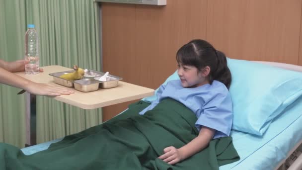 Nurse Doctor Serving Food Children Girl Patient Hospital Ward Child — Vídeo de Stock