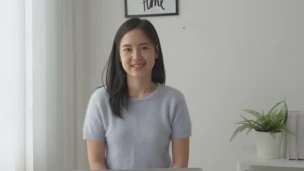 Jovem Mulher Asiática Usando Computador Portátil Para Videoconferência Online Com — Vídeo de Stock