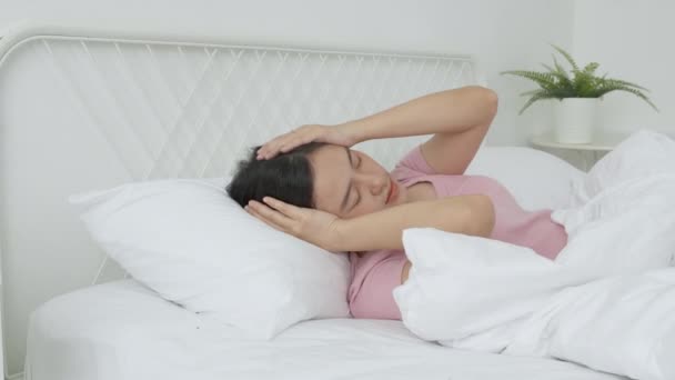 Young Asian Woman Lying Bed Pain Headache Bedroom Home Unhappy — Vídeo de Stock
