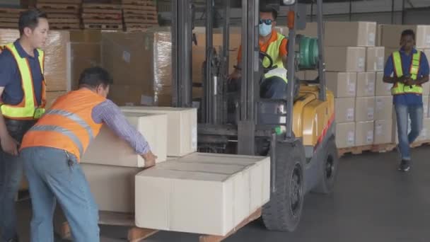 Worker Lift Box Accident Injured While Colleagues Help Warehouse Factory — Stockvideo