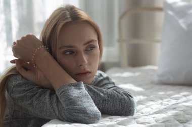 Kafkasyalı genç kadın depresyonda ve evde zihinsel sorunları var, duygu ve olumsuzluk, kadın yalnızlığı ve endişe hayal kırıklığı, ifade ve umutsuzluk, yaşam tarzı konsepti.