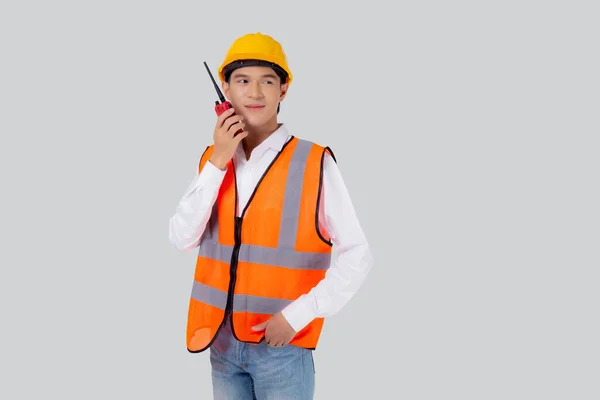 Portret Młodego Azjatyckiego Mężczyzny Jest Inżynierem Noszącym Kask Stojący Używającym — Zdjęcie stockowe
