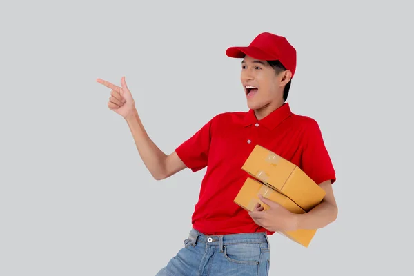 Νεαρός Ασιάτης Στολή Κόκκινο Και Καπάκι Στέκεται Μεταφέρουν Κουτί Στοίβα — Φωτογραφία Αρχείου