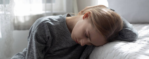 Молодая кавказская женщина депрессия и имеющие психические проблемы в спальне дома, эмоции и негативные, женщина одиночество и беспокойство с разочарованием, выражение и безнадежность, образ жизни концепции.