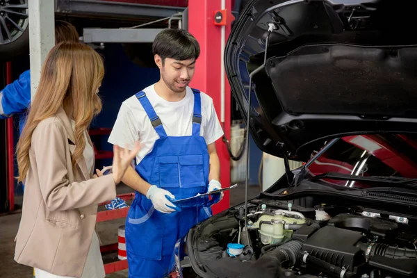 Young Mechanic Talking Customer Asian Woman Car Repairing Garage Auto — Photo